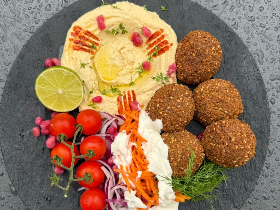 Falafel-Teller mit Hummus, Bulgur und Fladenbrot