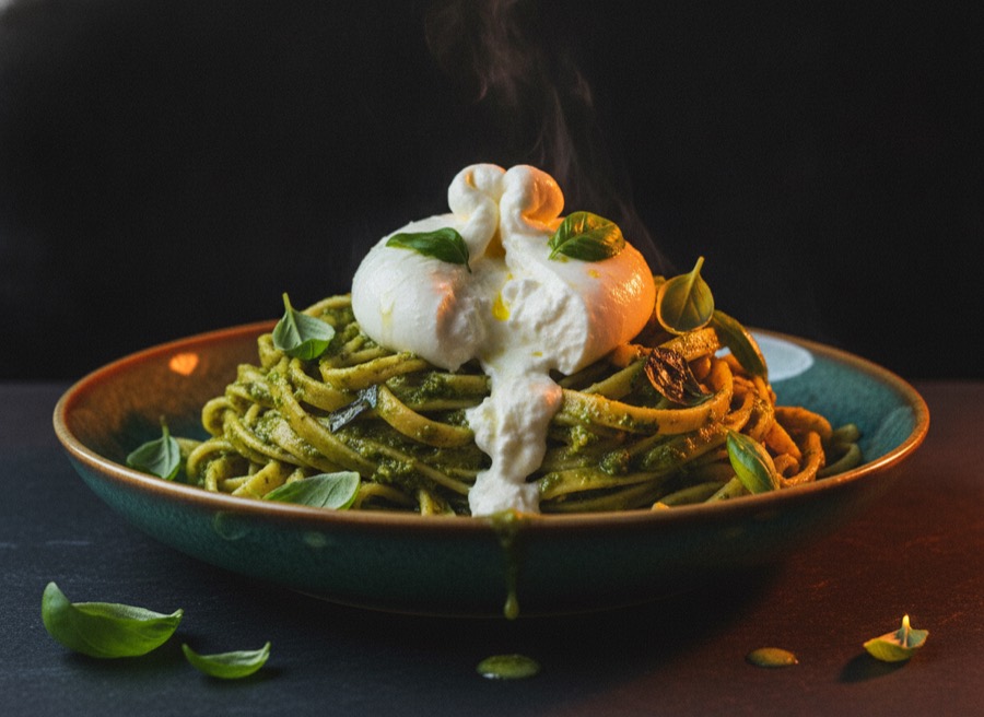 Pasta grünes Pesto mit Burrata